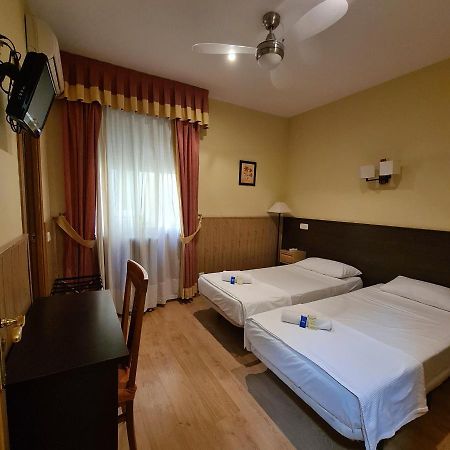 Hostal Oporto Madrid Bagian luar foto