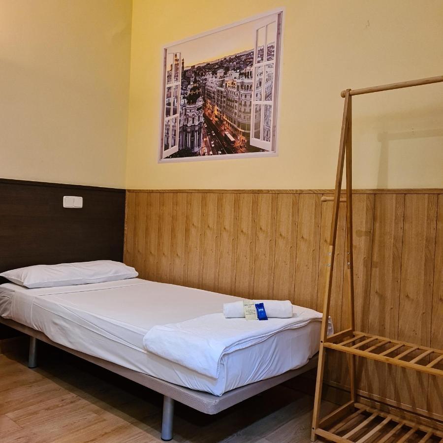 Hostal Oporto Madrid Bagian luar foto