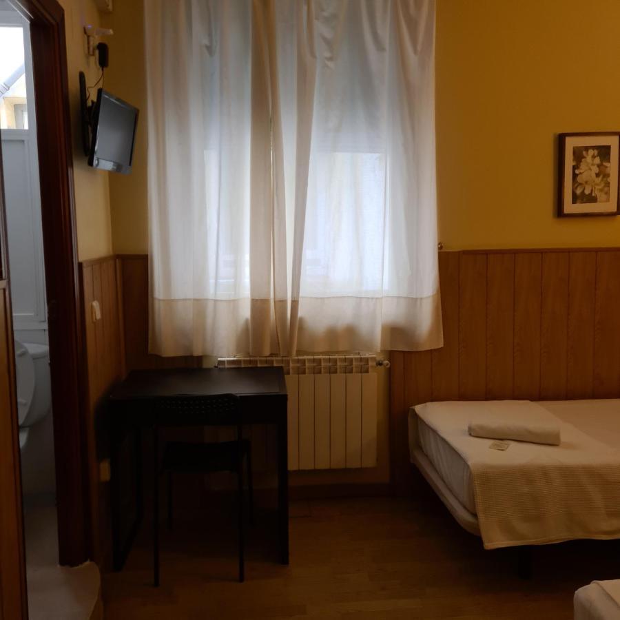 Hostal Oporto Madrid Bagian luar foto
