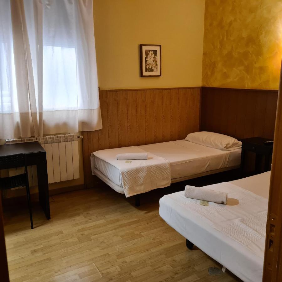 Hostal Oporto Madrid Bagian luar foto