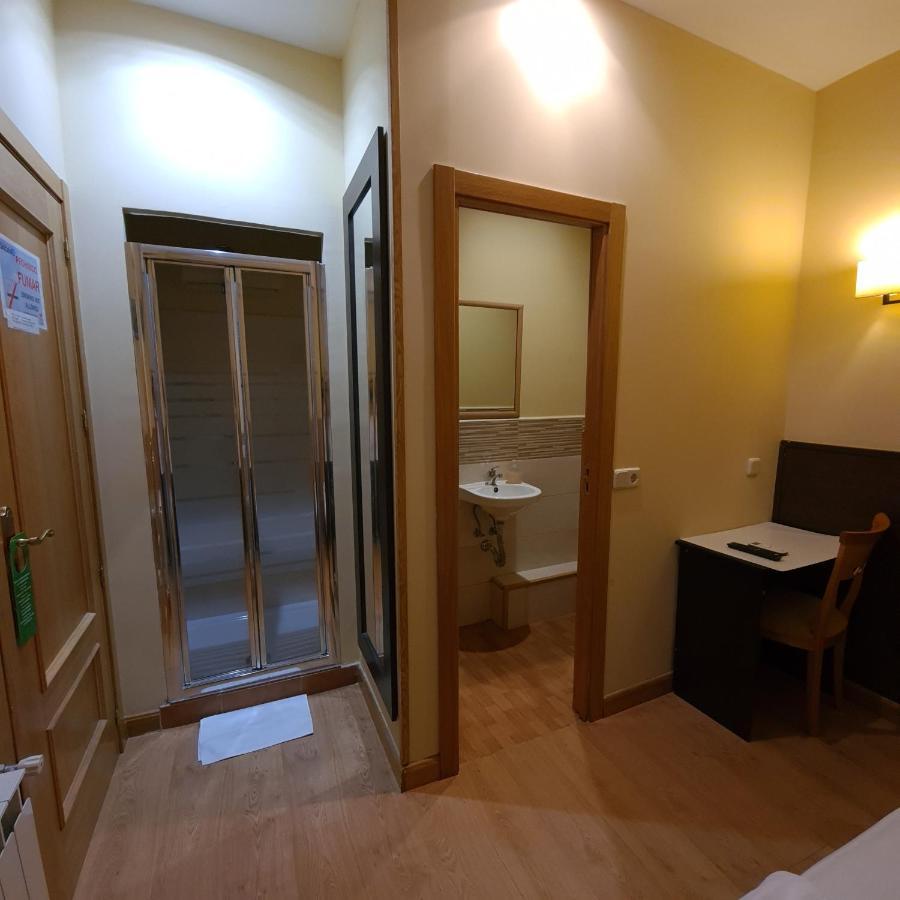 Hostal Oporto Madrid Bagian luar foto