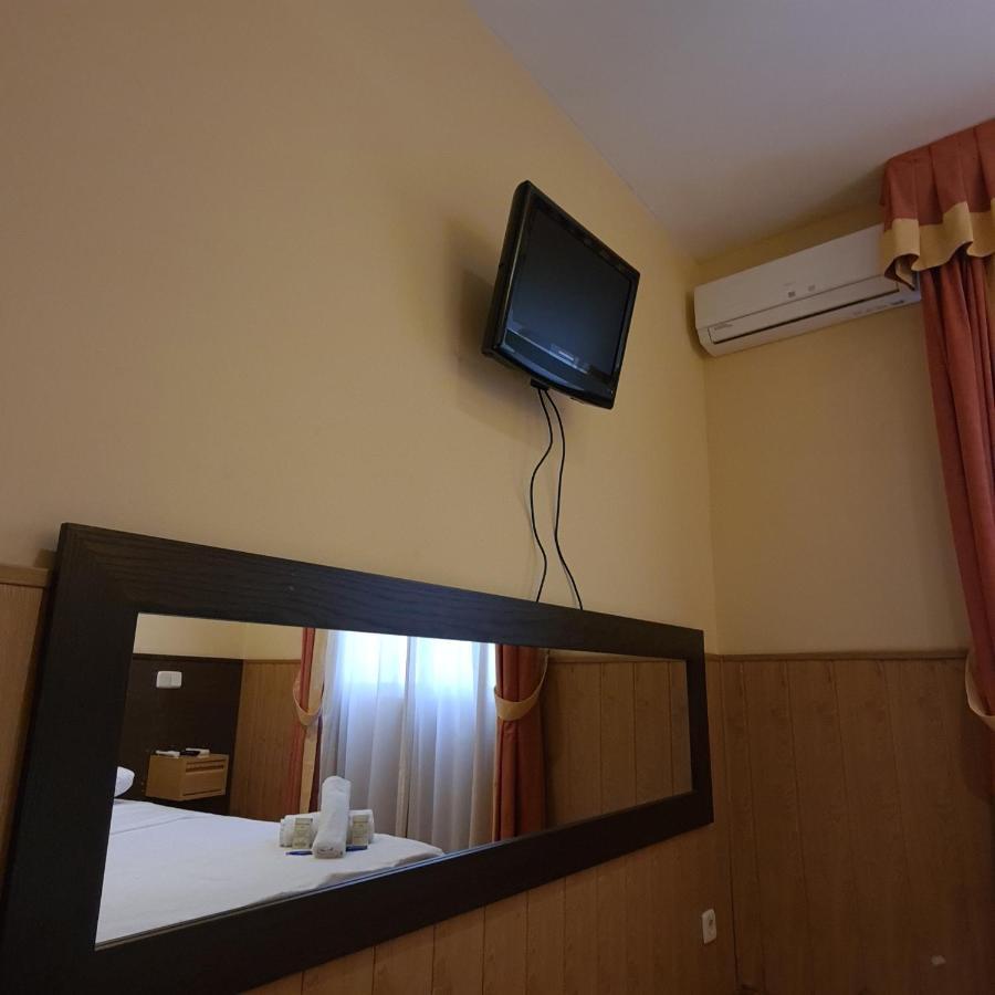 Hostal Oporto Madrid Bagian luar foto