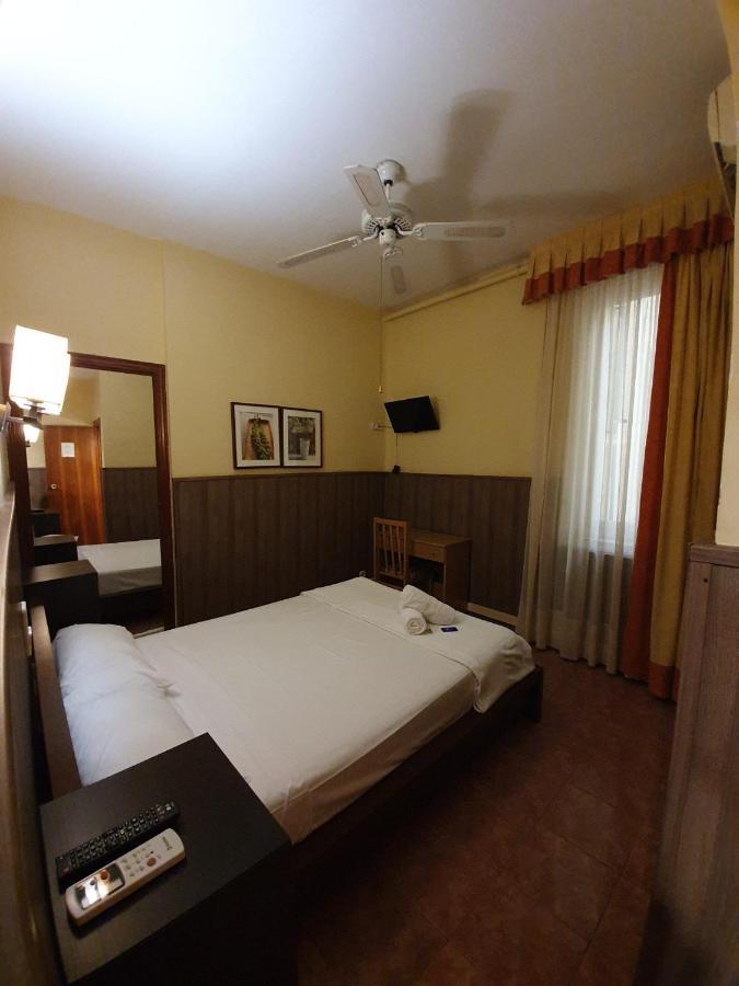 Hostal Oporto Madrid Bagian luar foto