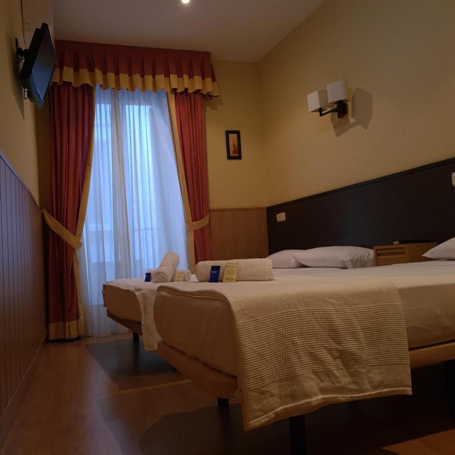 Hostal Oporto Madrid Bagian luar foto