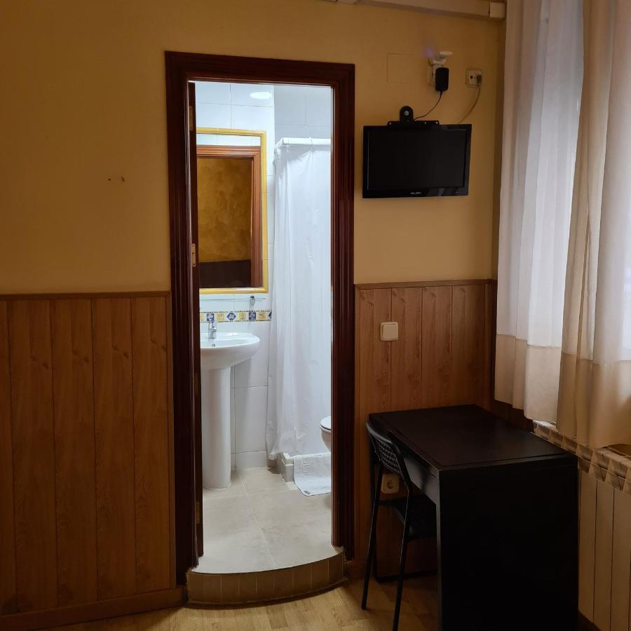 Hostal Oporto Madrid Bagian luar foto