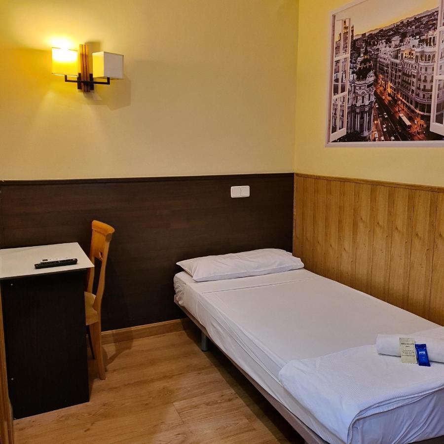 Hostal Oporto Madrid Bagian luar foto