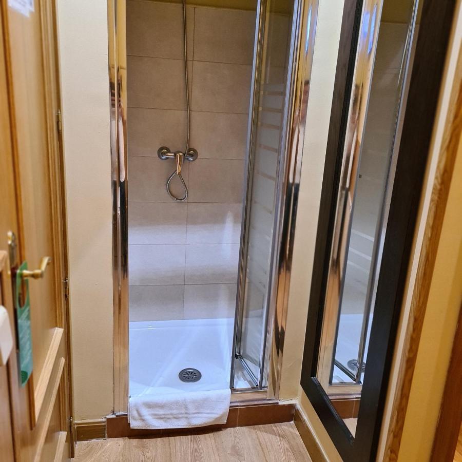 Hostal Oporto Madrid Bagian luar foto