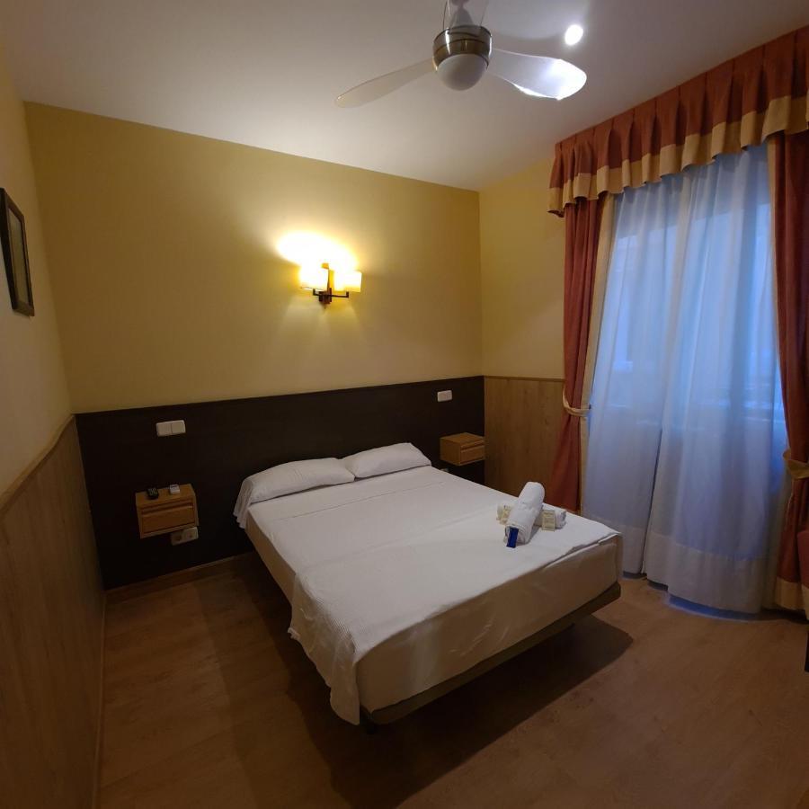Hostal Oporto Madrid Bagian luar foto