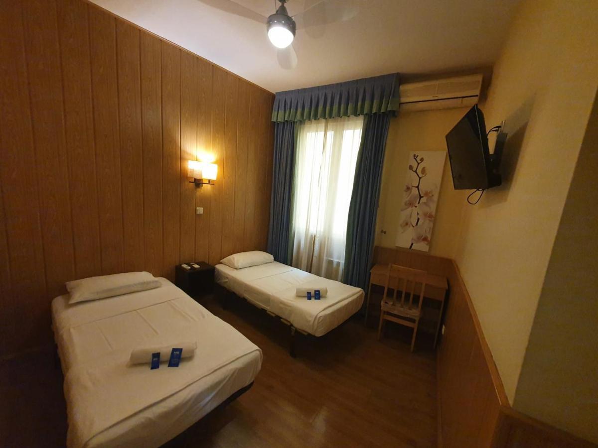 Hostal Oporto Madrid Bagian luar foto