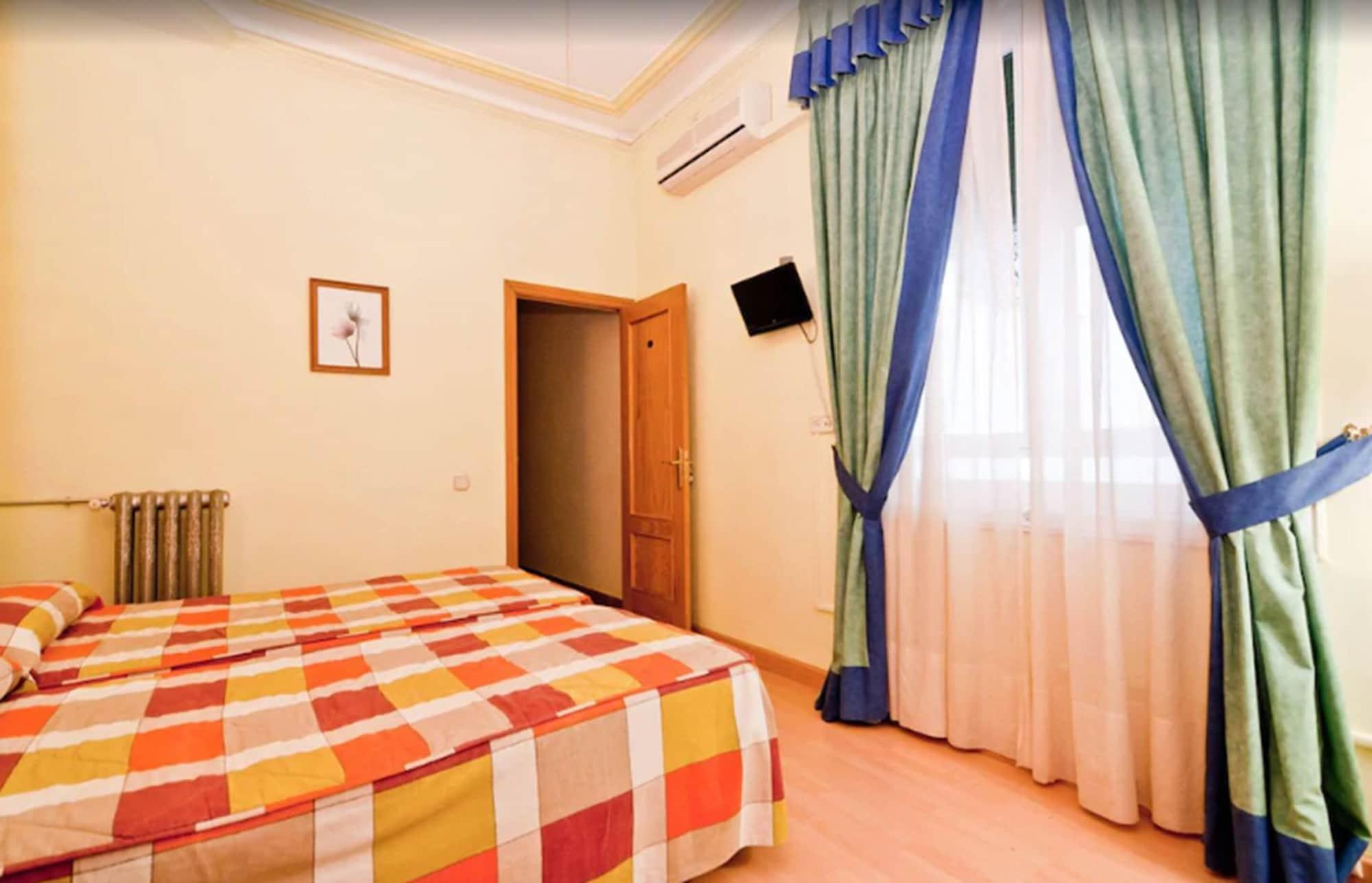 Hostal Oporto Madrid Bagian luar foto