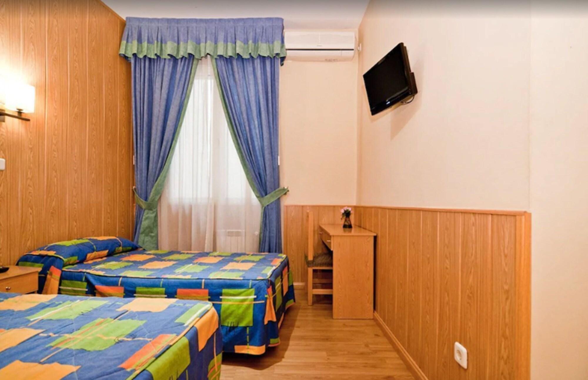 Hostal Oporto Madrid Bagian luar foto