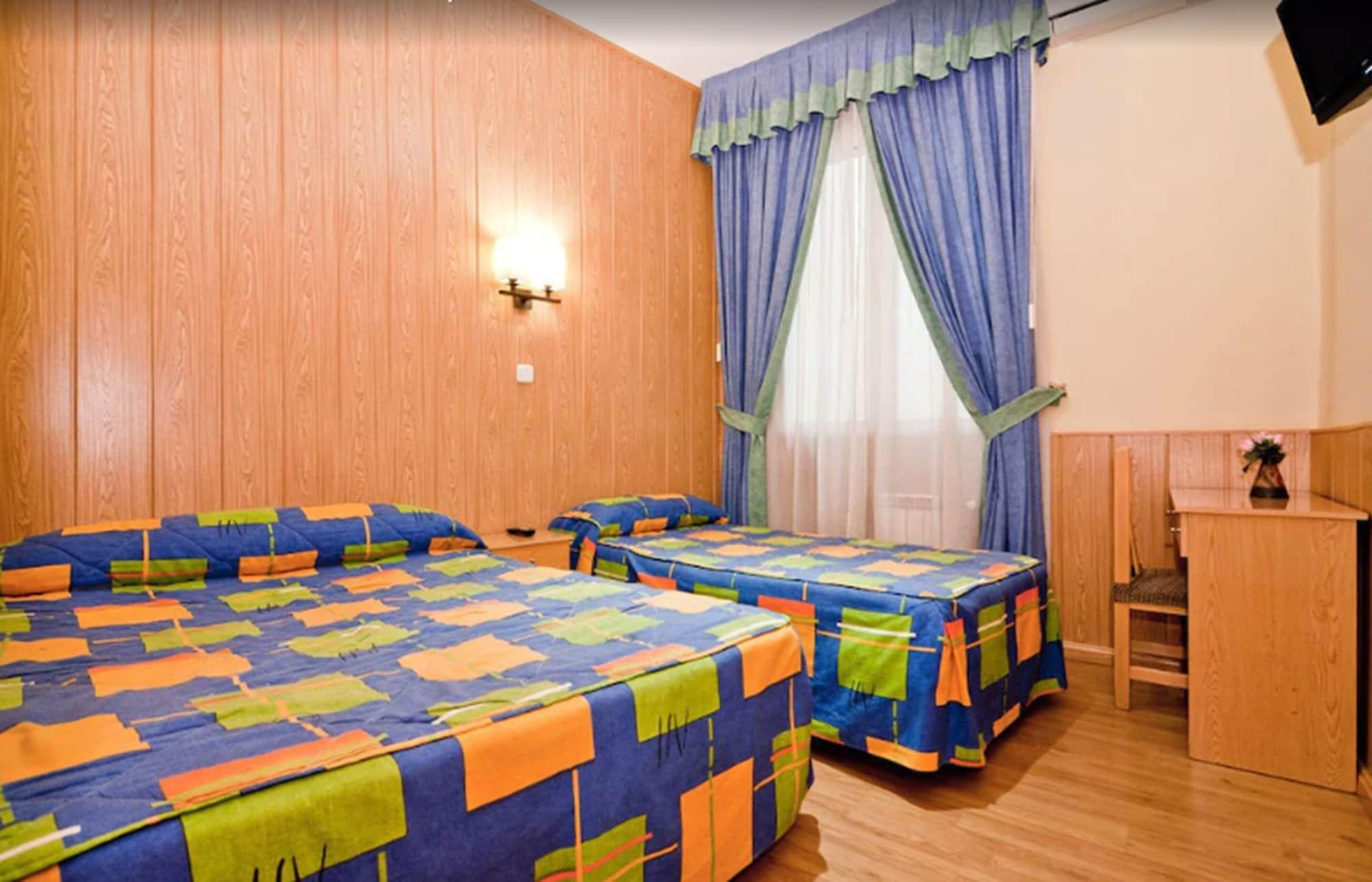 Hostal Oporto Madrid Bagian luar foto