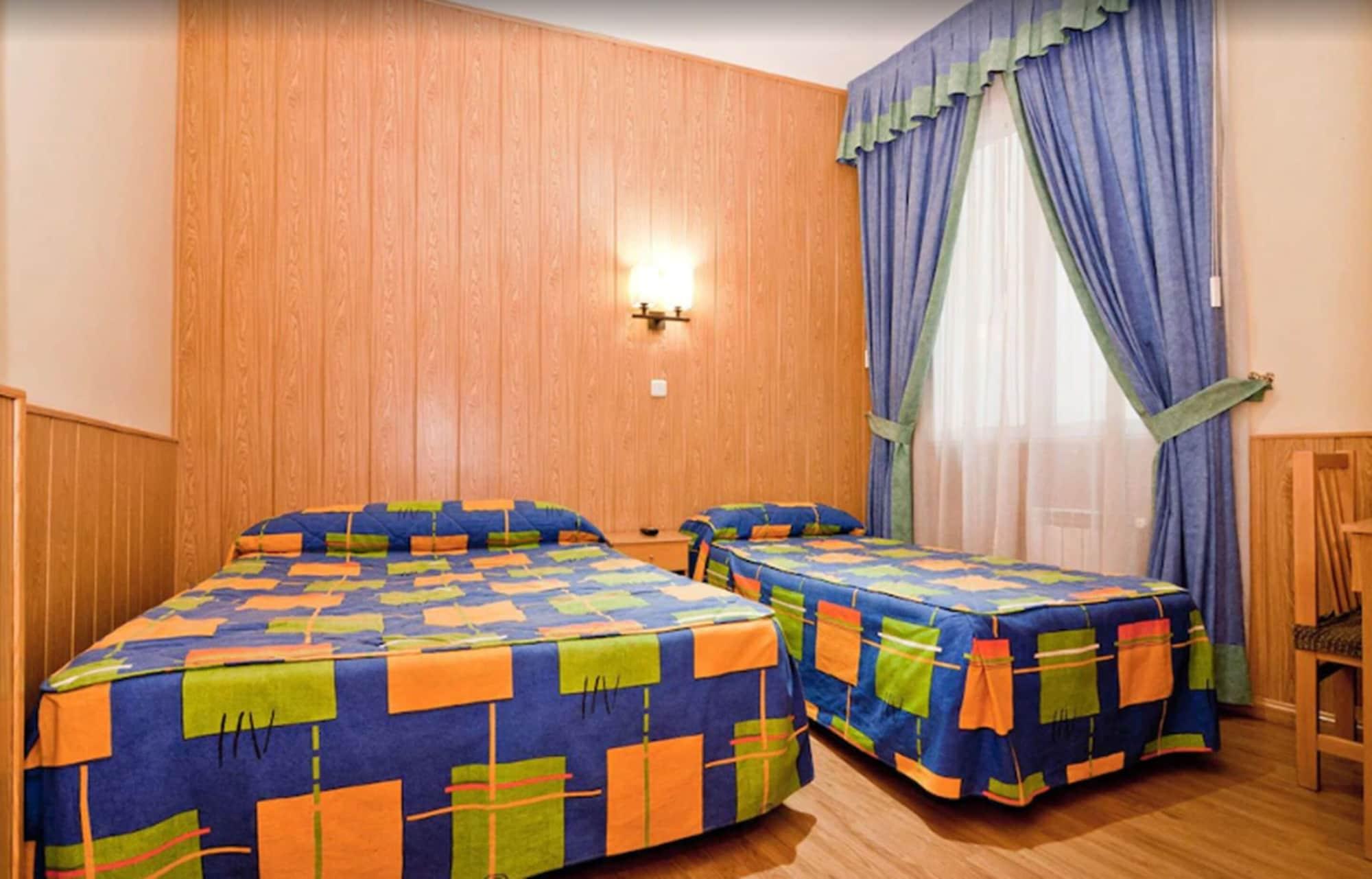 Hostal Oporto Madrid Bagian luar foto