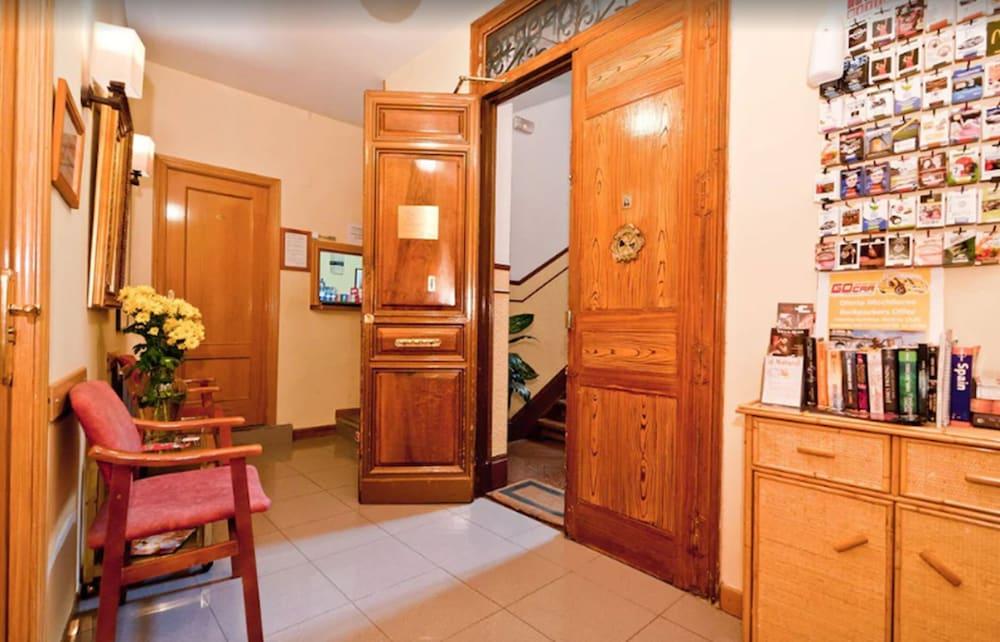 Hostal Oporto Madrid Bagian luar foto
