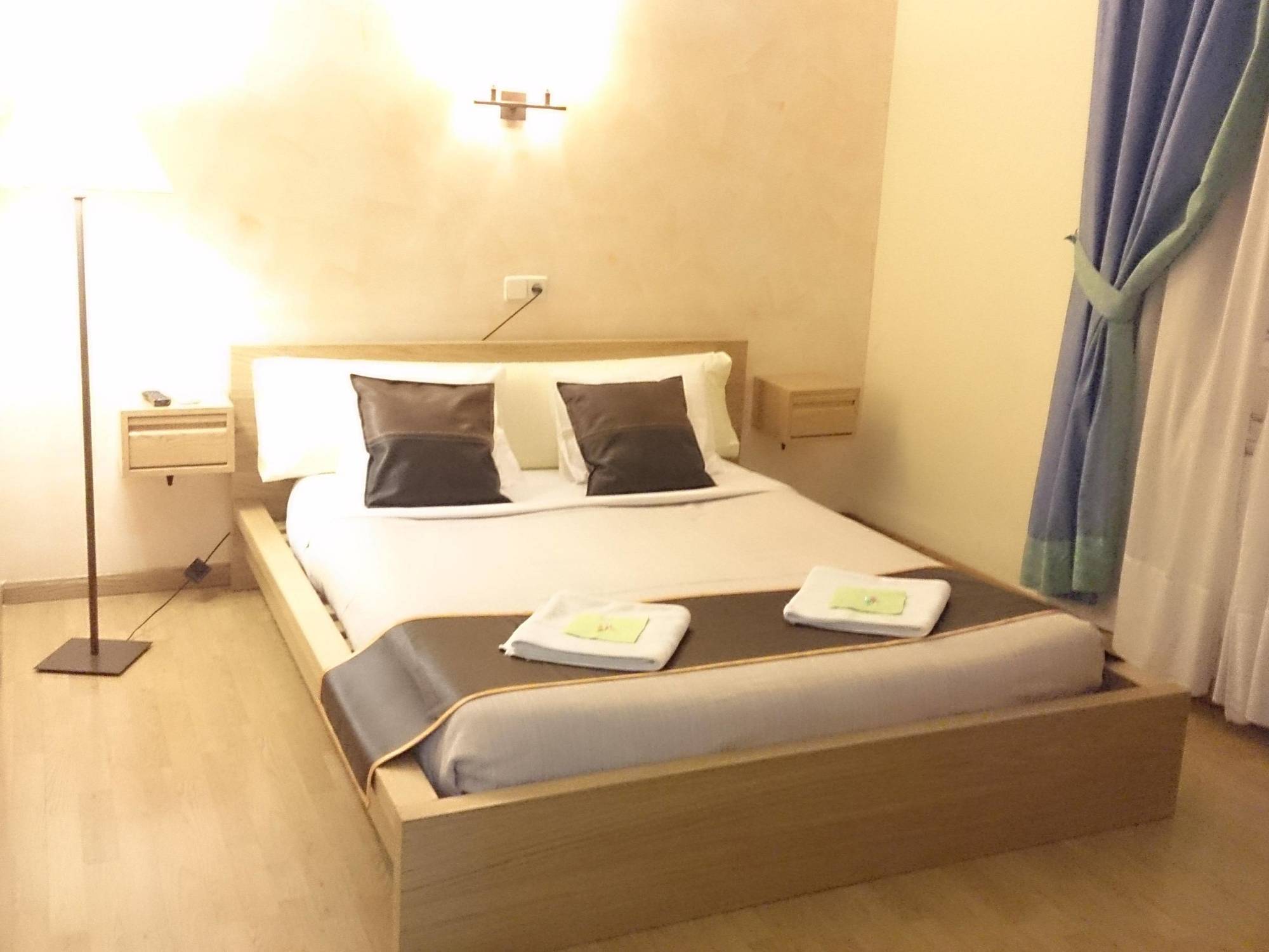 Hostal Oporto Madrid Bagian luar foto