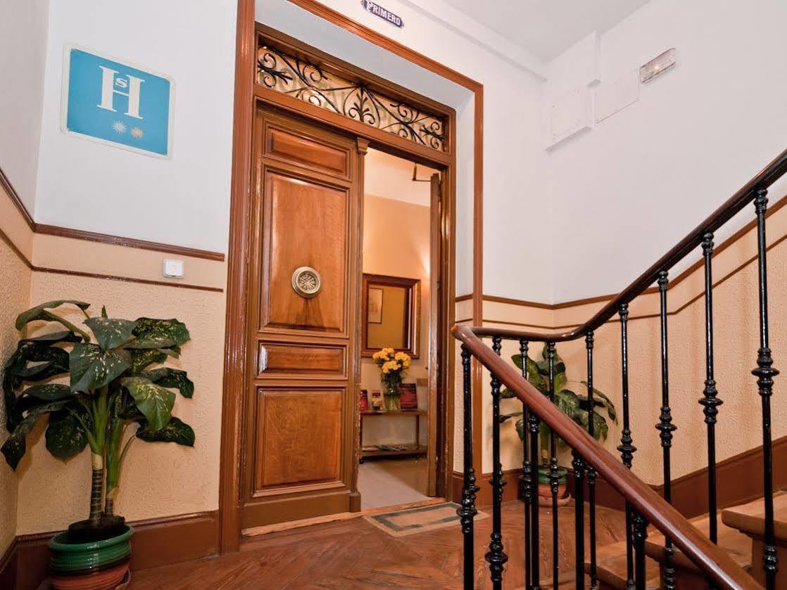 Hostal Oporto Madrid Bagian luar foto